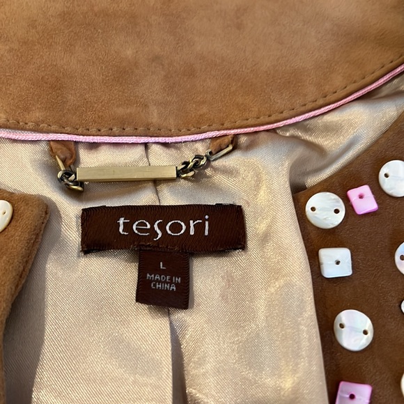 🎉🎉HP🎉🎉Embellished suede. Rich tan suede accented with mother of pearl beads - Picture 4 of 8